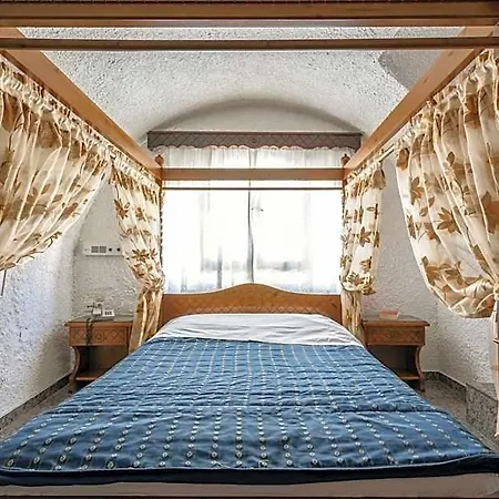 Porto Hotel Perissa (Santorini)