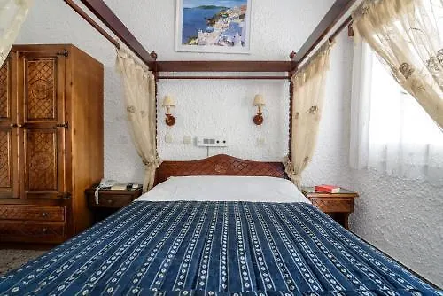 Hotel Porto Perissa (Santorini)